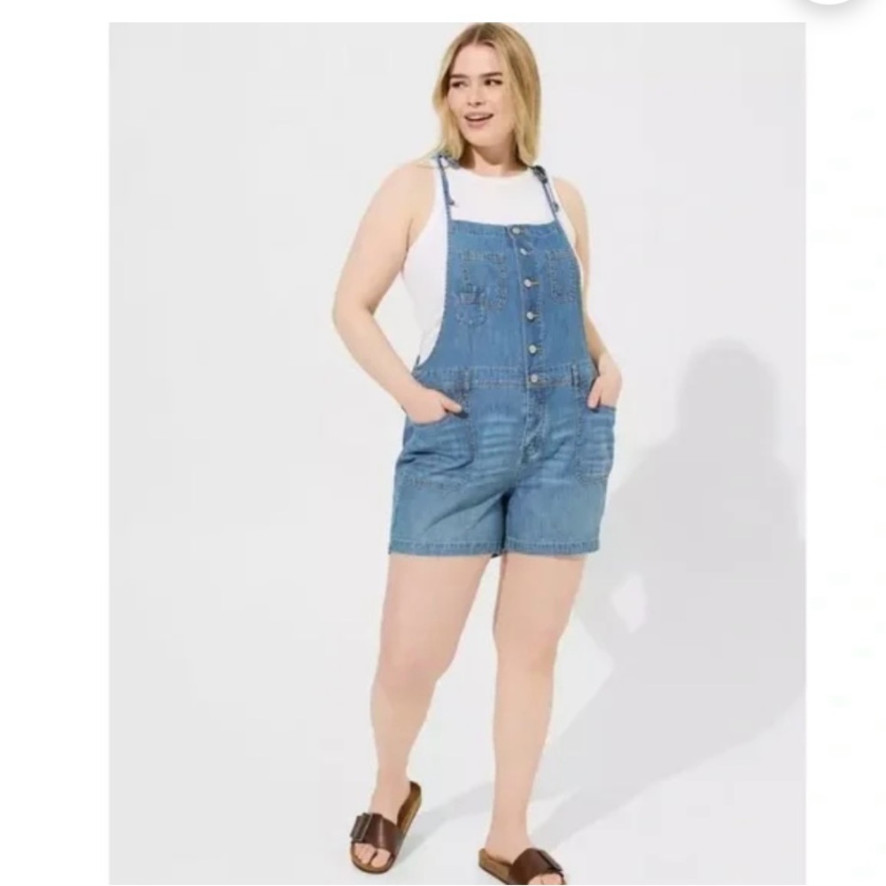 Torrid lightweight blue denim sleeveless shortalls romper Size 18